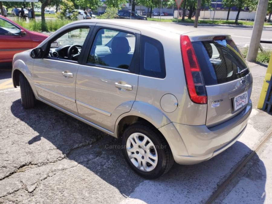 FORD - FIESTA - 2010/2011 - Bege - R$ 32.900,00