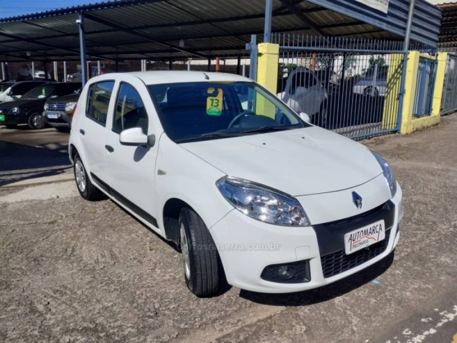 RENAULT - SANDERO - 2013/2013 - Branca - R$ 33.500,00