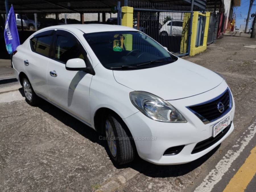 NISSAN - VERSA - 2012/2013 - Branca - R$ 35.900,00