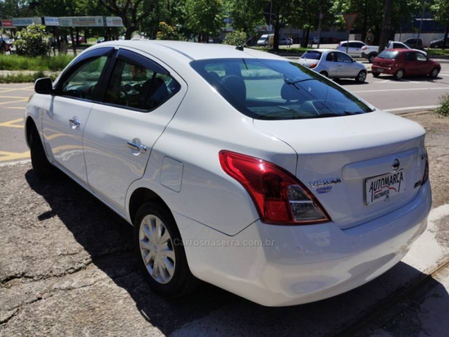 NISSAN - VERSA - 2012/2013 - Branca - R$ 35.900,00