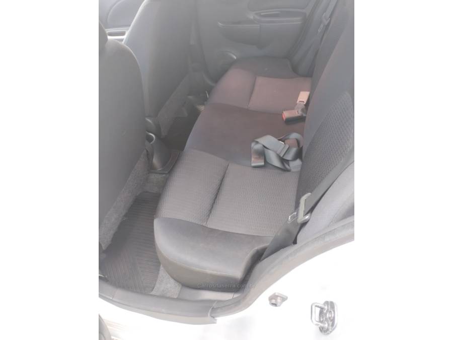 NISSAN - MARCH - 2011/2012 - Prata - R$ 33.500,00