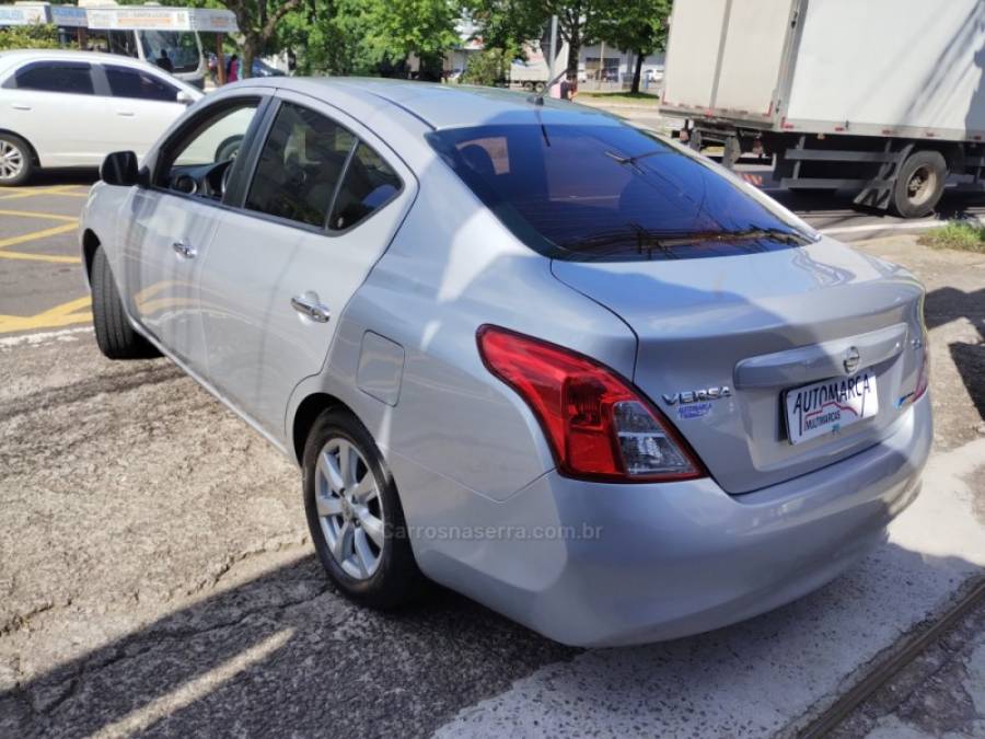 NISSAN - VERSA - 2011/2012 - Prata - R$ 36.000,00