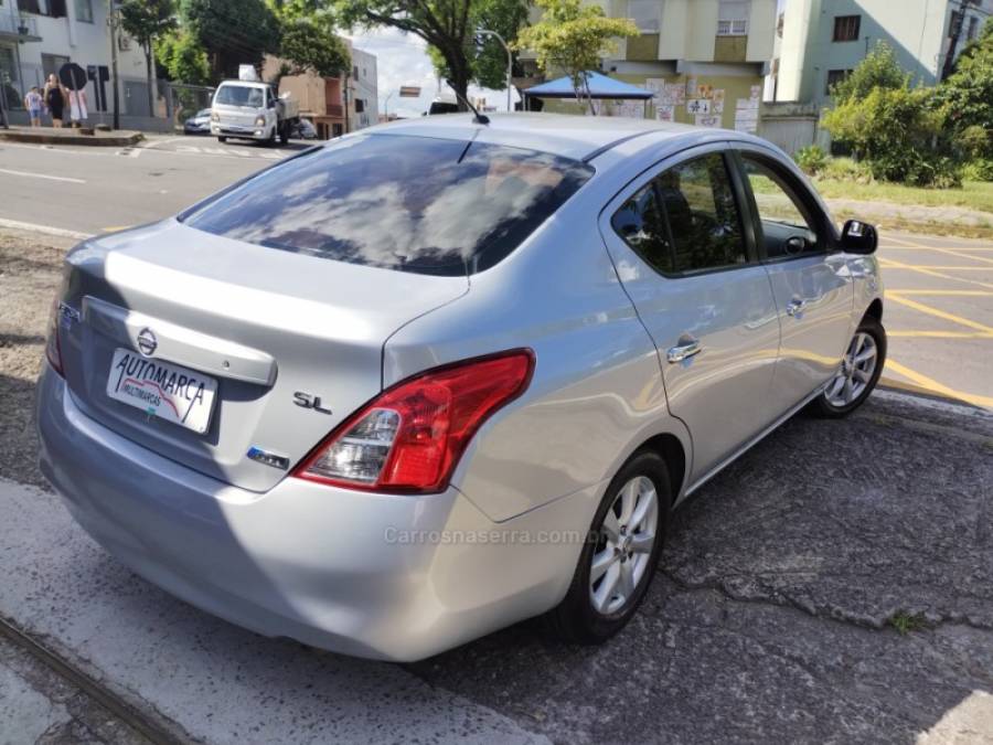 NISSAN - VERSA - 2011/2012 - Prata - R$ 36.000,00