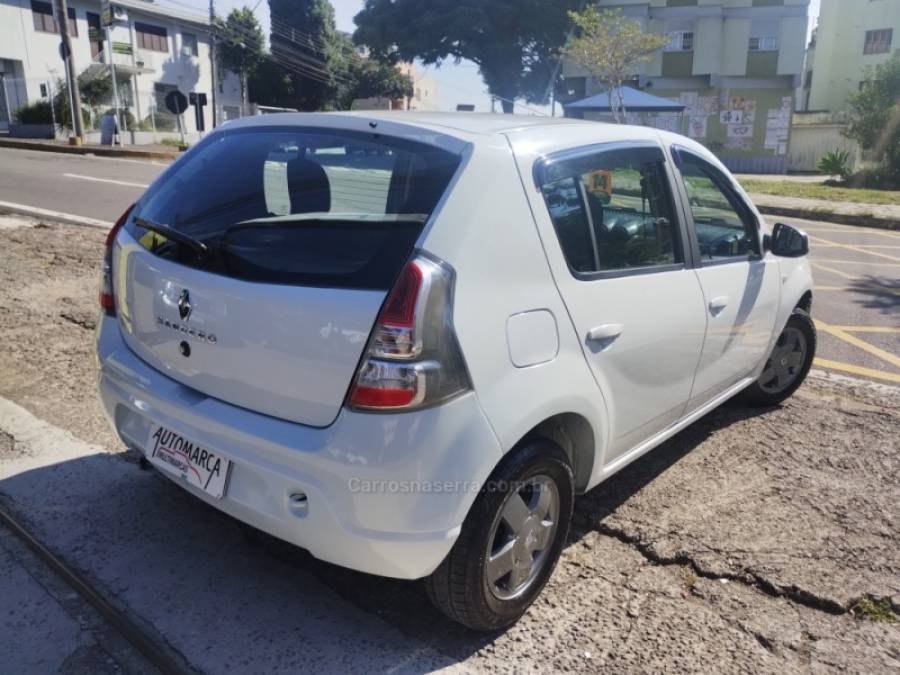 RENAULT - SANDERO - 2013/2014 - Branca - R$ 33.900,00