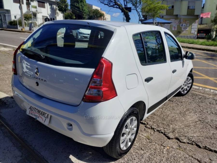 RENAULT - SANDERO - 2013/2013 - Branca - R$ 33.500,00