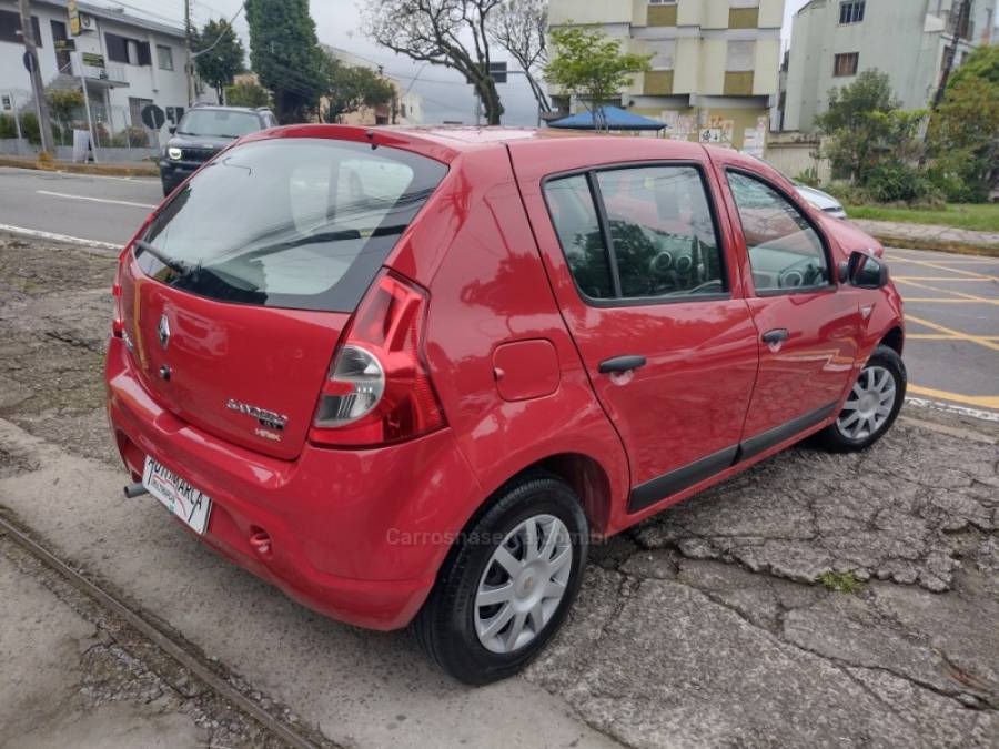 RENAULT - SANDERO - 2010/2011 - Vermelha - R$ 29.800,00