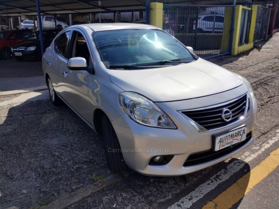 NISSAN - VERSA - 2011/2012 - Prata - R$ 36.000,00