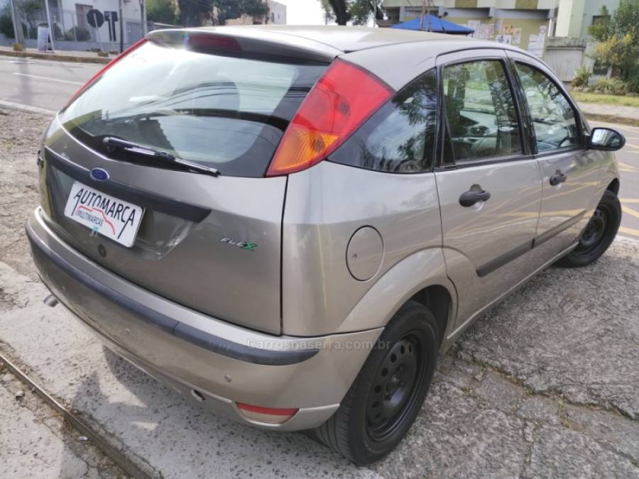 FORD - FOCUS - 2007/2008 - Bege - R$ 22.900,00