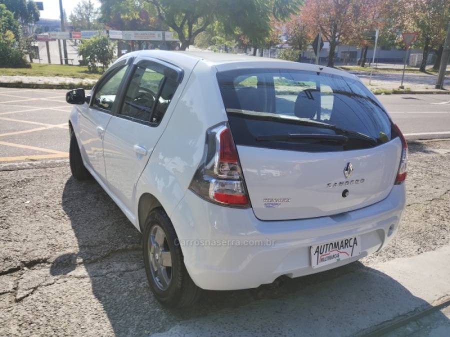 RENAULT - SANDERO - 2013/2014 - Branca - R$ 33.900,00